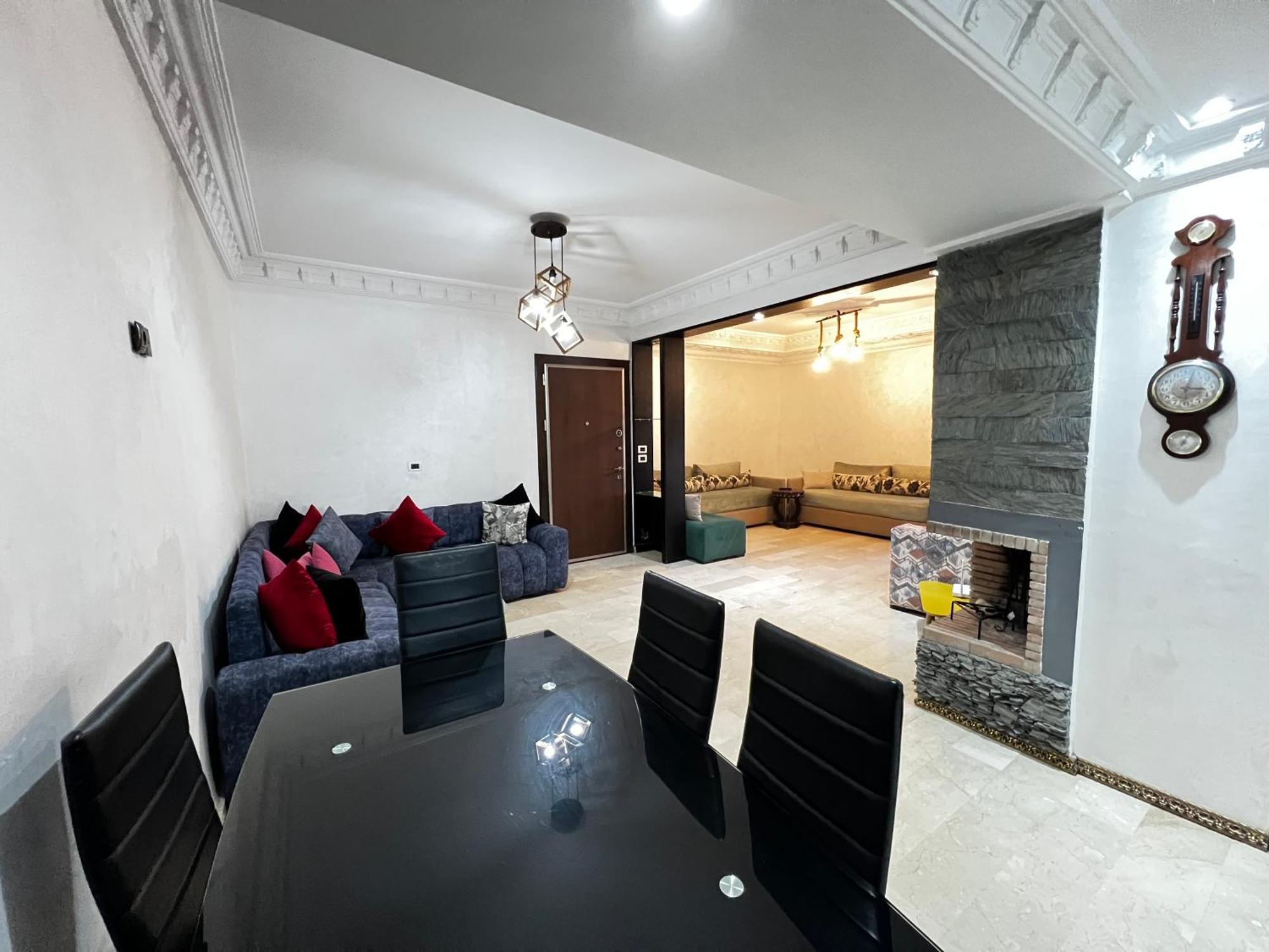 Yanis Book Apartment
