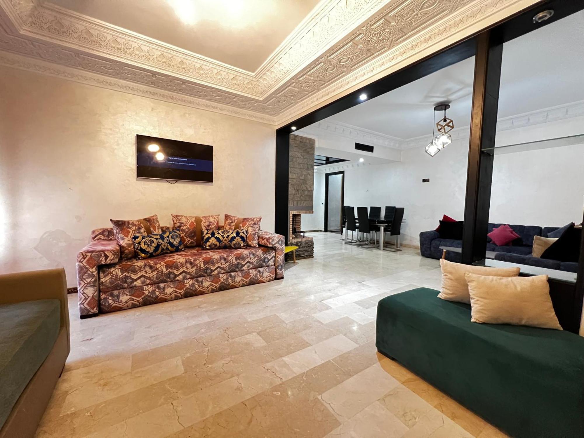 Yanis Book Apartment